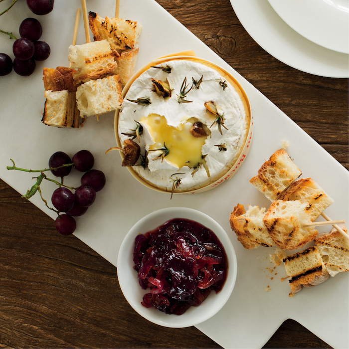 Read more about the article Baked Camembert with red onion jam