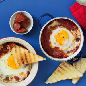 Read more about the article Best breakfast ever! Baked eggs in tomato and chorizo chutney