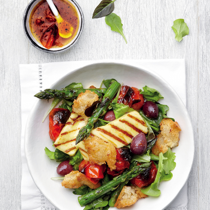 You are currently viewing Halloumi, asparagus and tomato salad with croutons