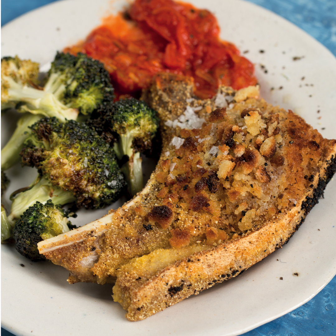 Read more about the article Polenta-crumbed pork chops with roast broccoli and tomato sauce