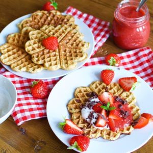 Read more about the article Low carb waffles with caramelised banana and fresh strawberries with Caralishious