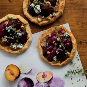 Read more about the article Plum galette with blue cheese, walnuts and thyme