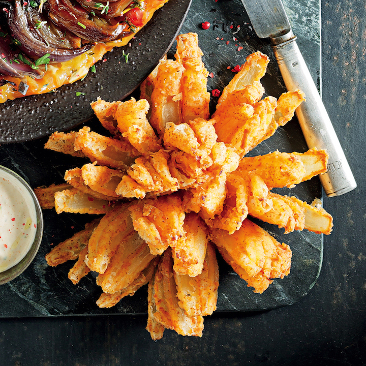 Read more about the article Blooming onion with horseradish mayo