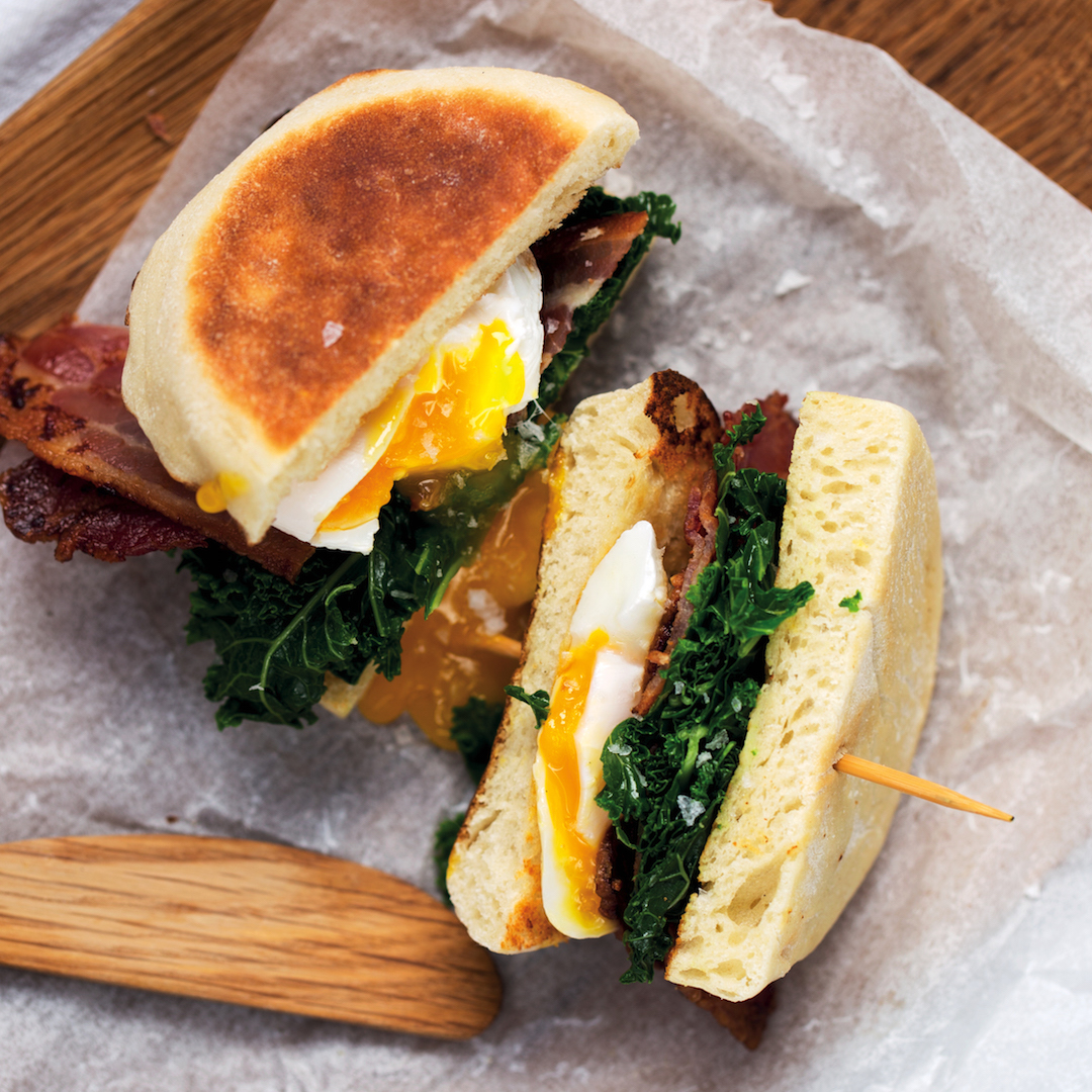 Read more about the article English muffins with bacon, egg and kale