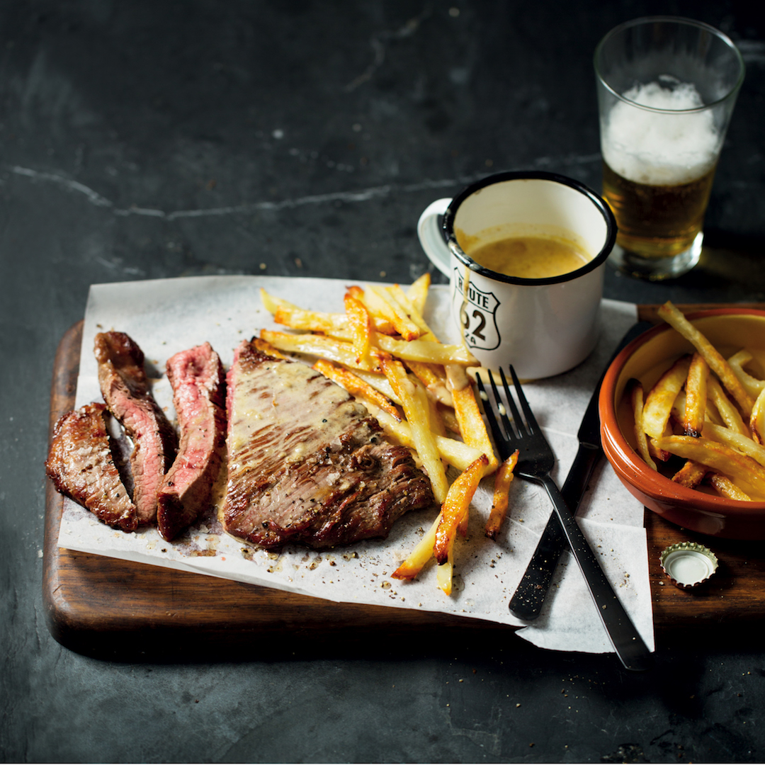 Read more about the article Appetizing steak and chips with pepper sauce