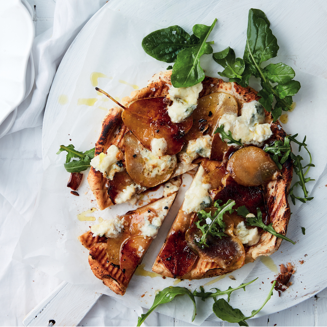 Read more about the article Honey-drizzled Gorgonzola and pear pan pizza
