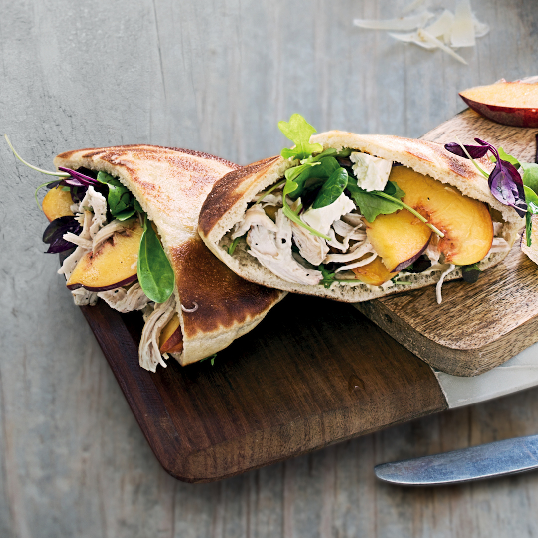 You are currently viewing Smoked chicken pitas with feta and peaches