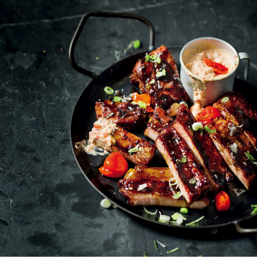 You are currently viewing Smoky BBQ ribs with Peppadew dipping sauce