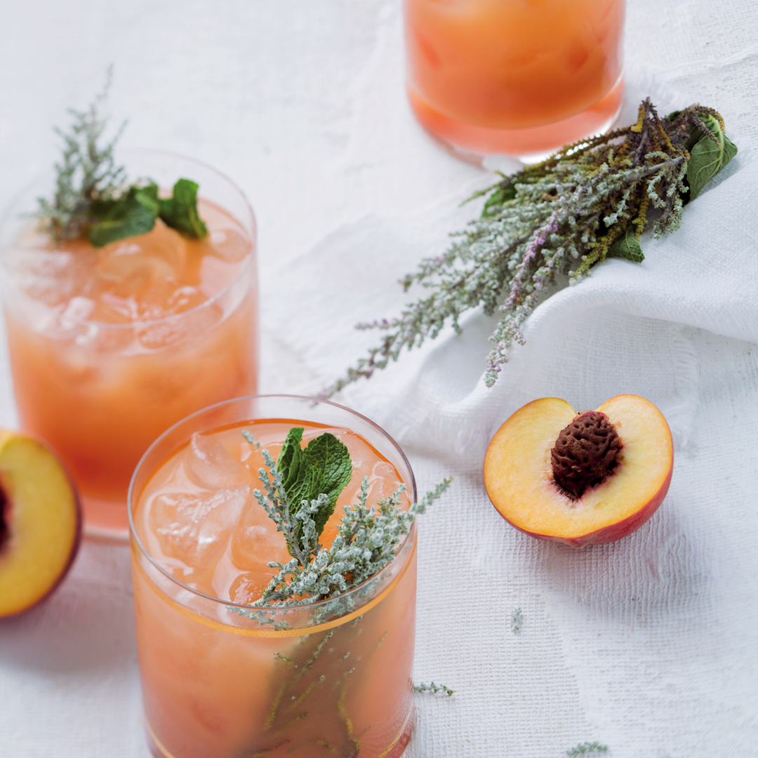 Read more about the article Peach, mint & elderflower cocktails