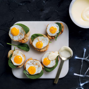 Read more about the article Mini eggs Benedict with bacon salt