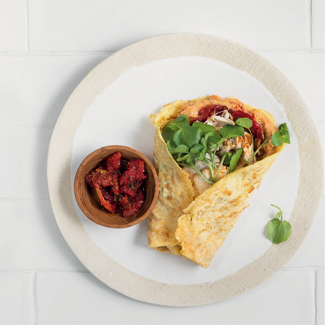 Read more about the article Protein powder wraps with chicken sun-dried tomato hummus and watercress