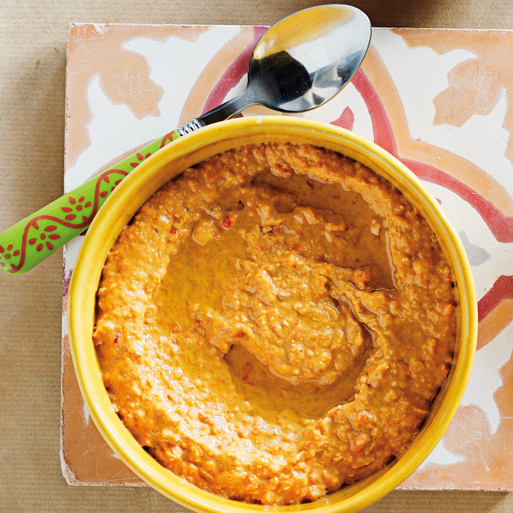 You are currently viewing Roasted red pepper hummus with paprika