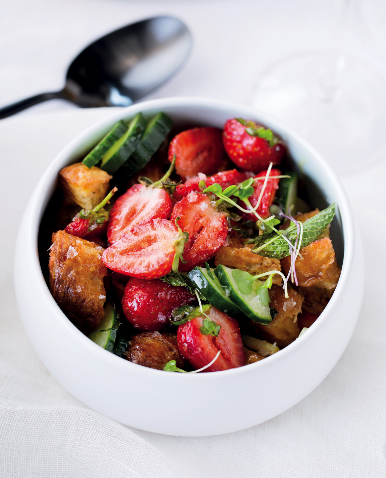 You are currently viewing Strawberry panzanella salad