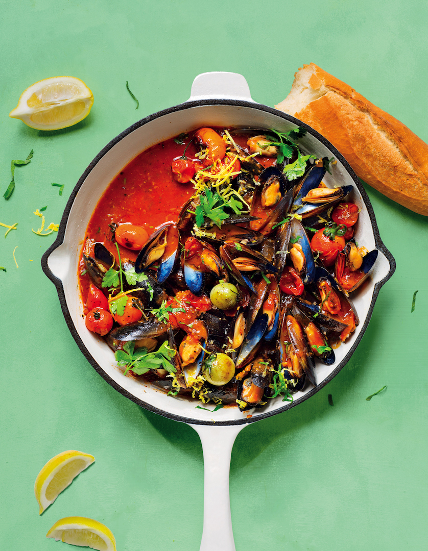 Read more about the article Cook the cover: White wine mussels with exotic tomatoes
