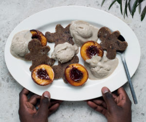Read more about the article Raw gingerbread men with grilled peaches & oat-scream