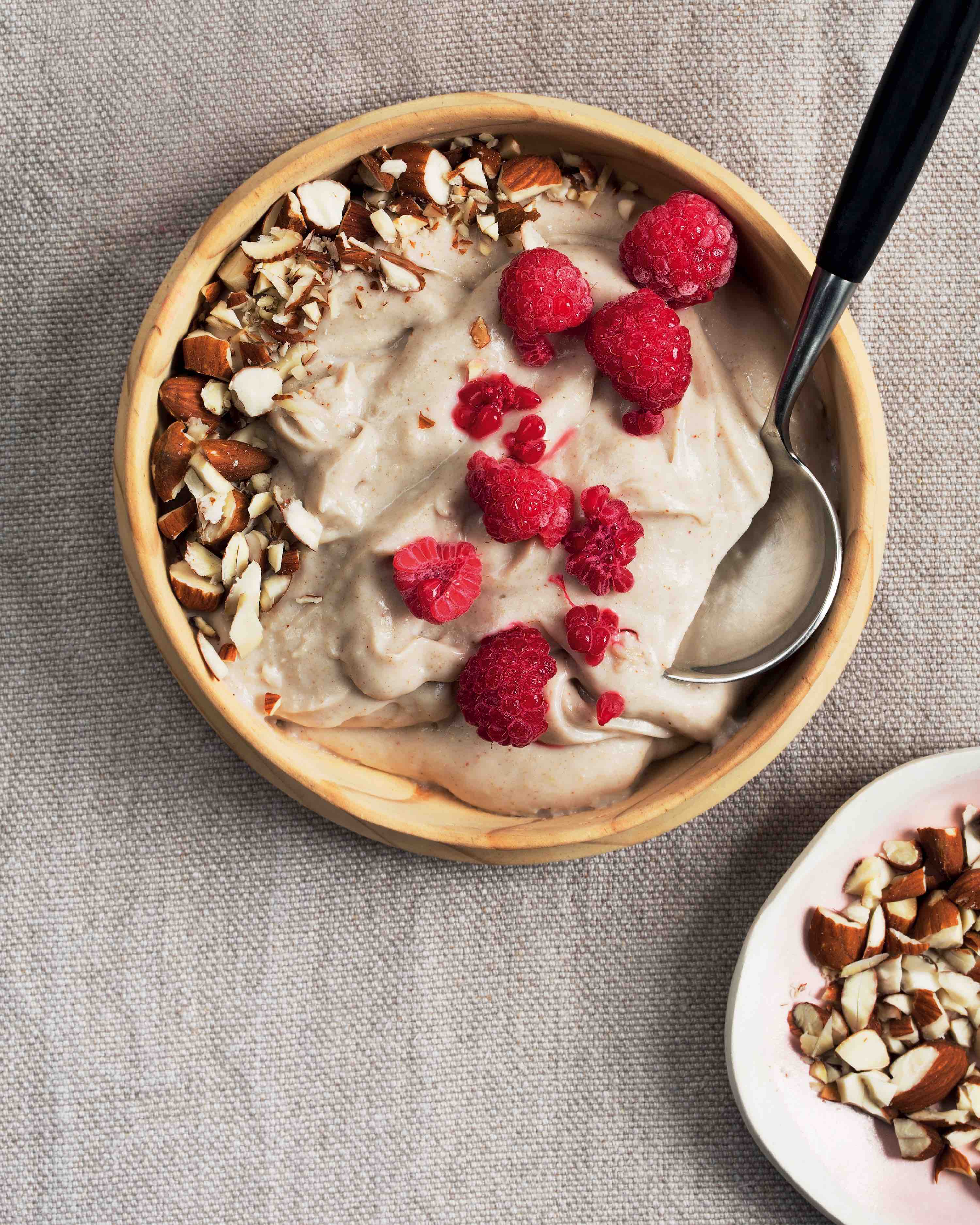 Read more about the article Whipped buckwheat porridge with raspberries and almonds