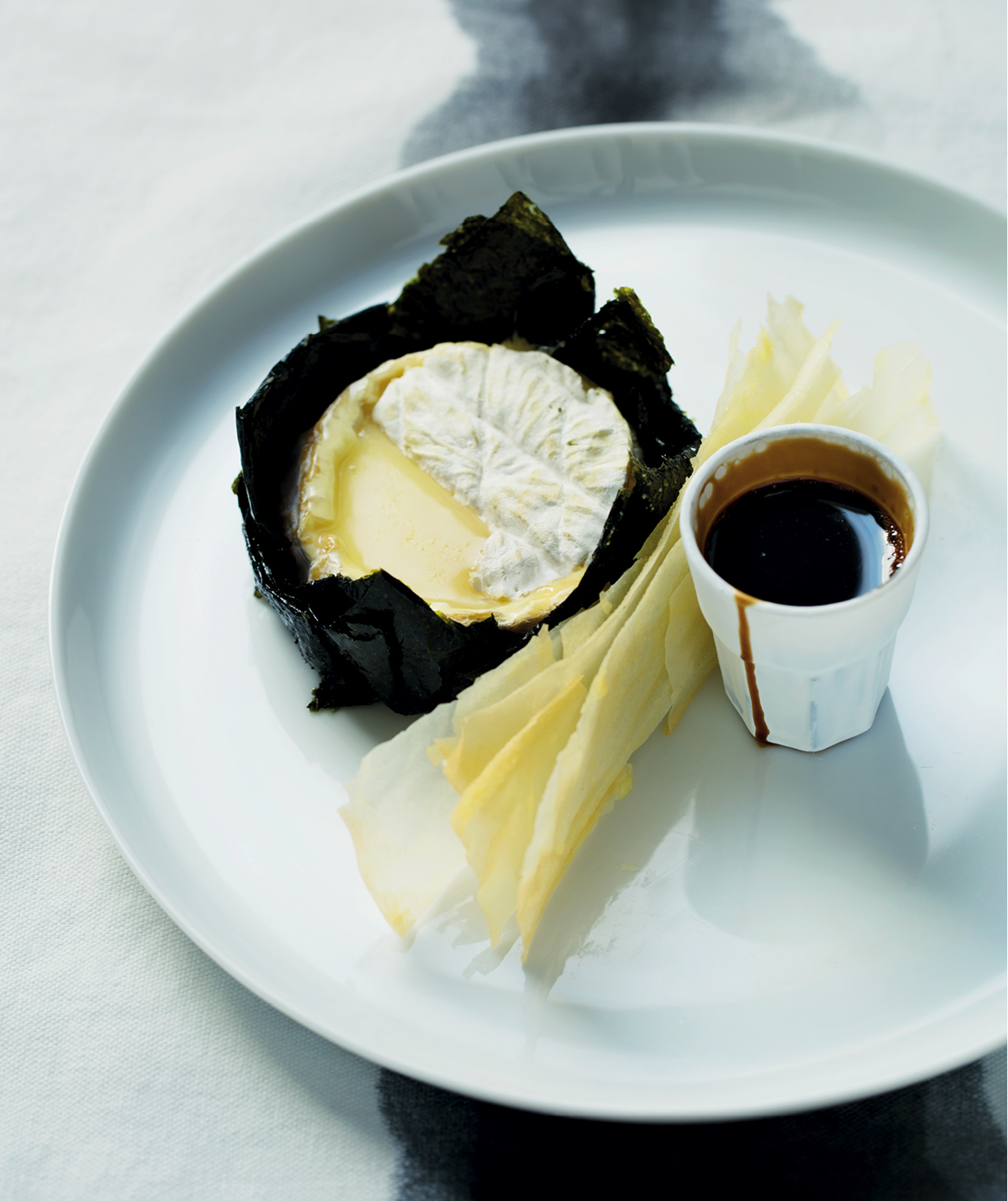 Read more about the article Seaweed baked Brie with phyllo crackers and balsamic glaze