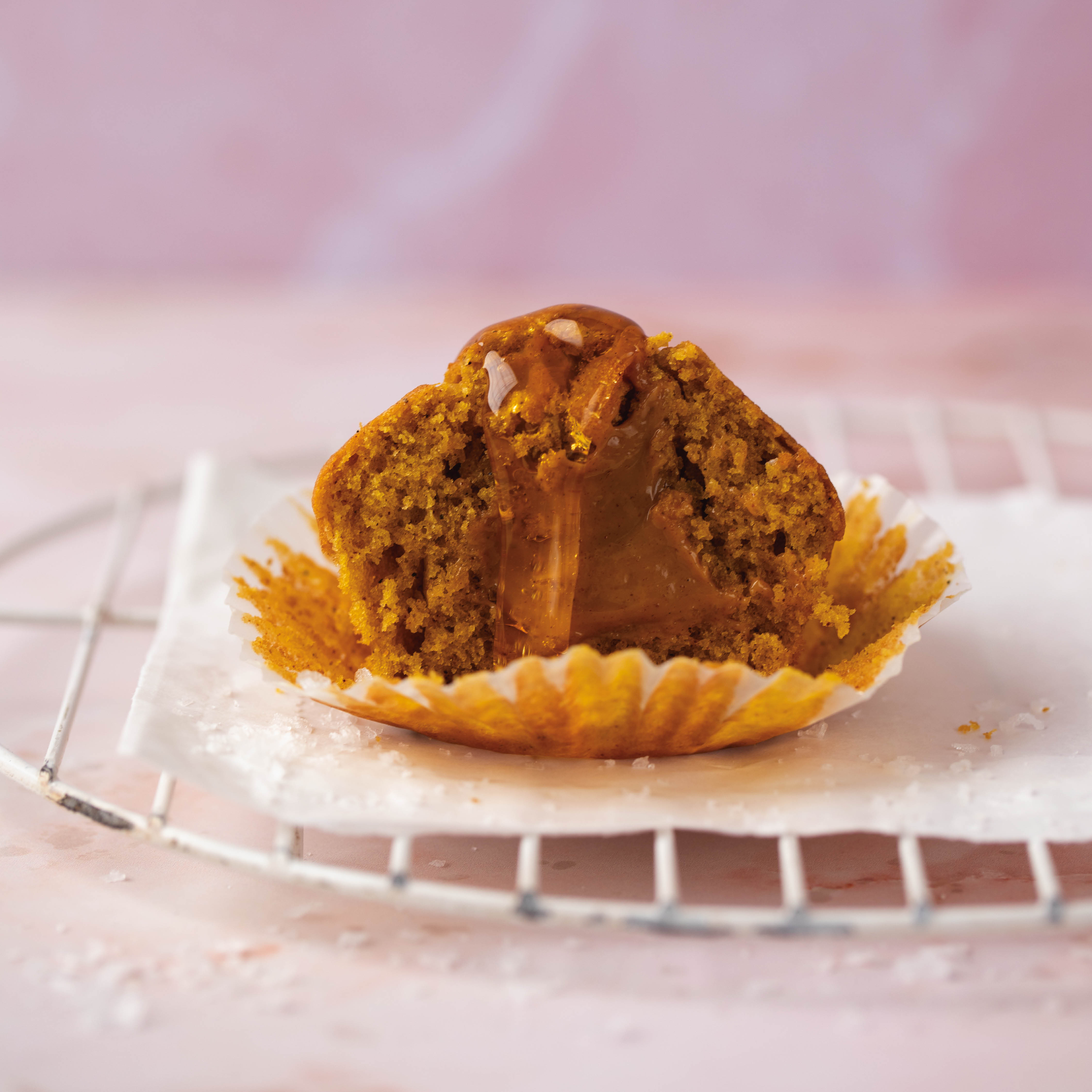 You are currently viewing Pumpkin muffins with cinnamon-caramel filling