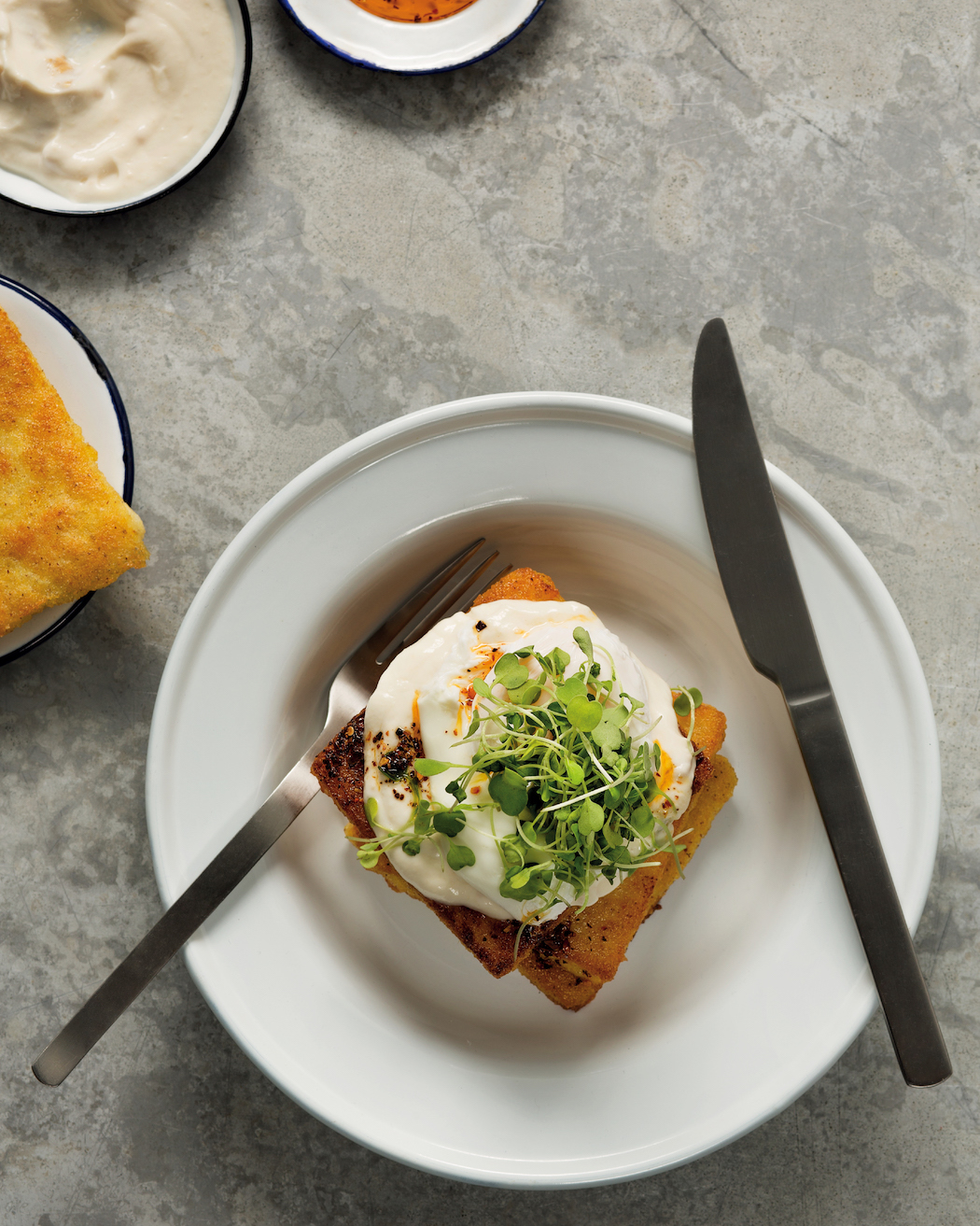 You are currently viewing Polenta toast with tahini yoghurt, chilli oil and a poached egg