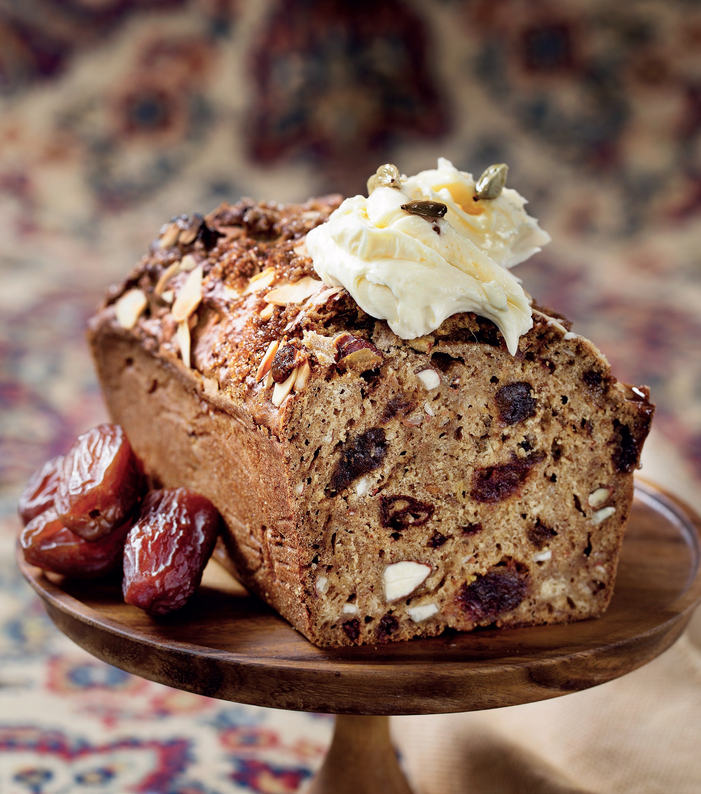 Read more about the article Breakfast date loaf with cardamom cheese