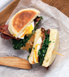 Read more about the article Assemble-and-go English muffins with bacon, egg and kale