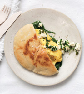 Read more about the article Pita with scrambled egg, spinach and feta