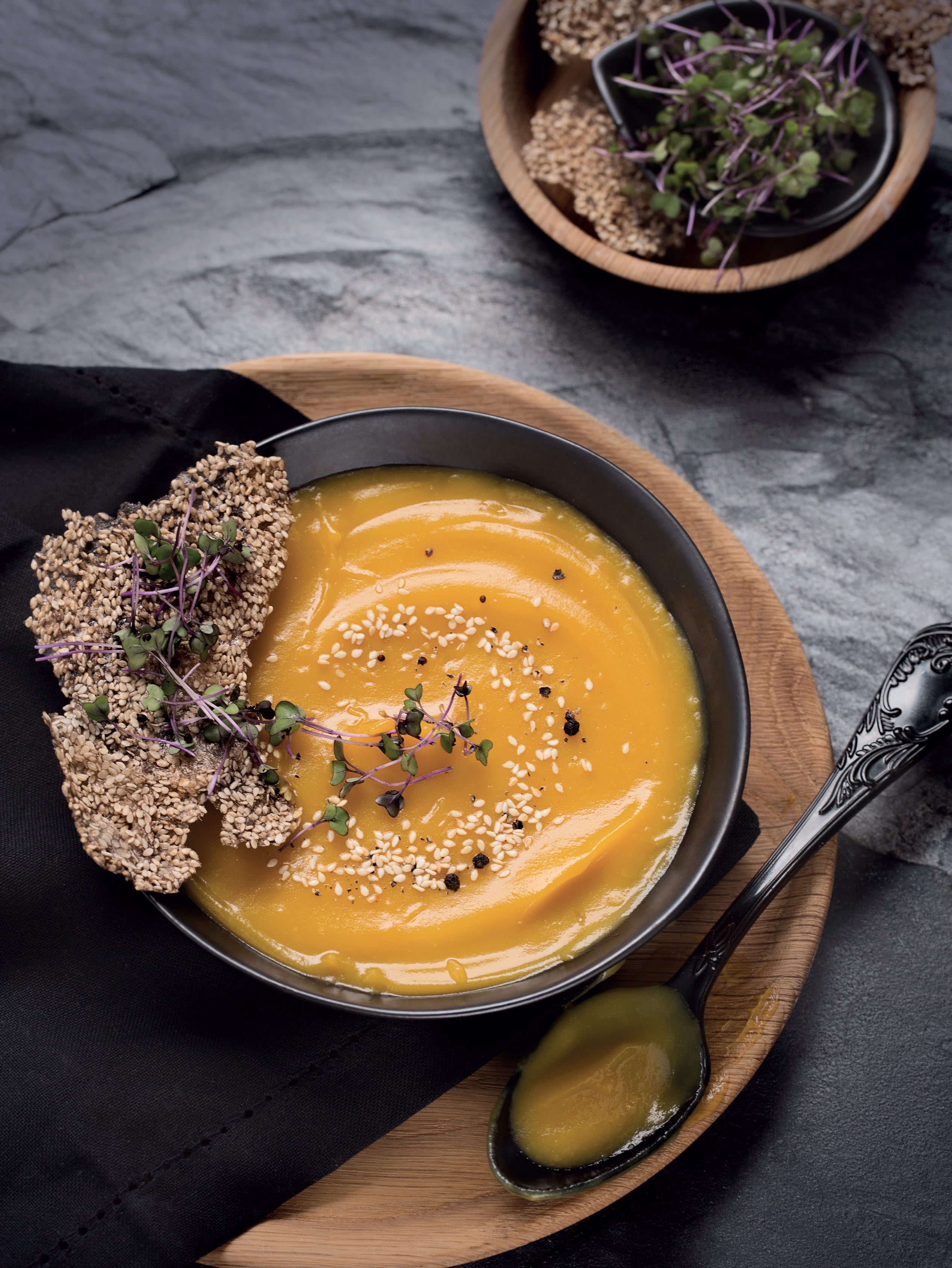 Read more about the article Golden sweet potato soup with sesame seed crackers