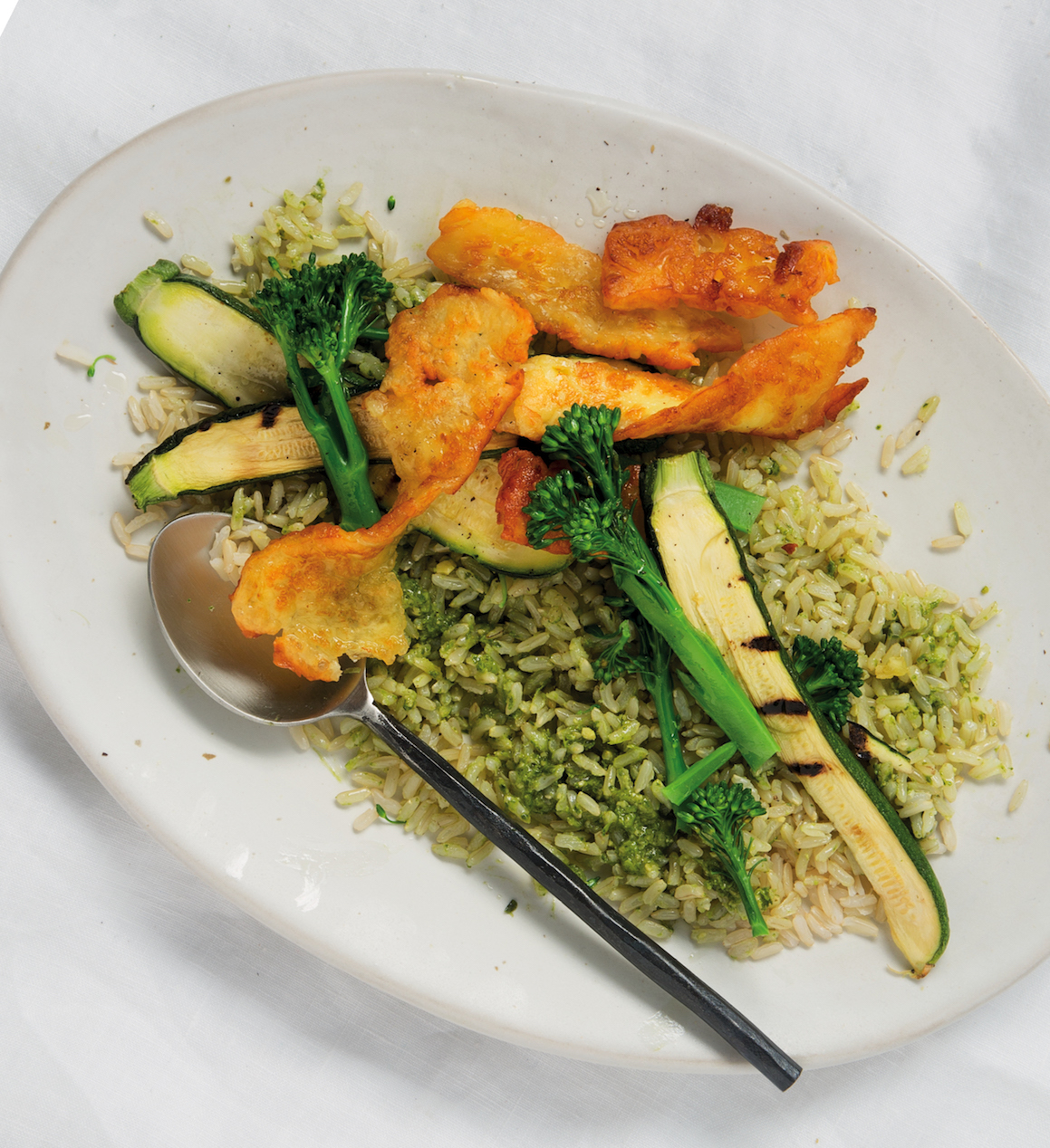 Read more about the article Baby marrow, broccoli and halloumi with pesto rice