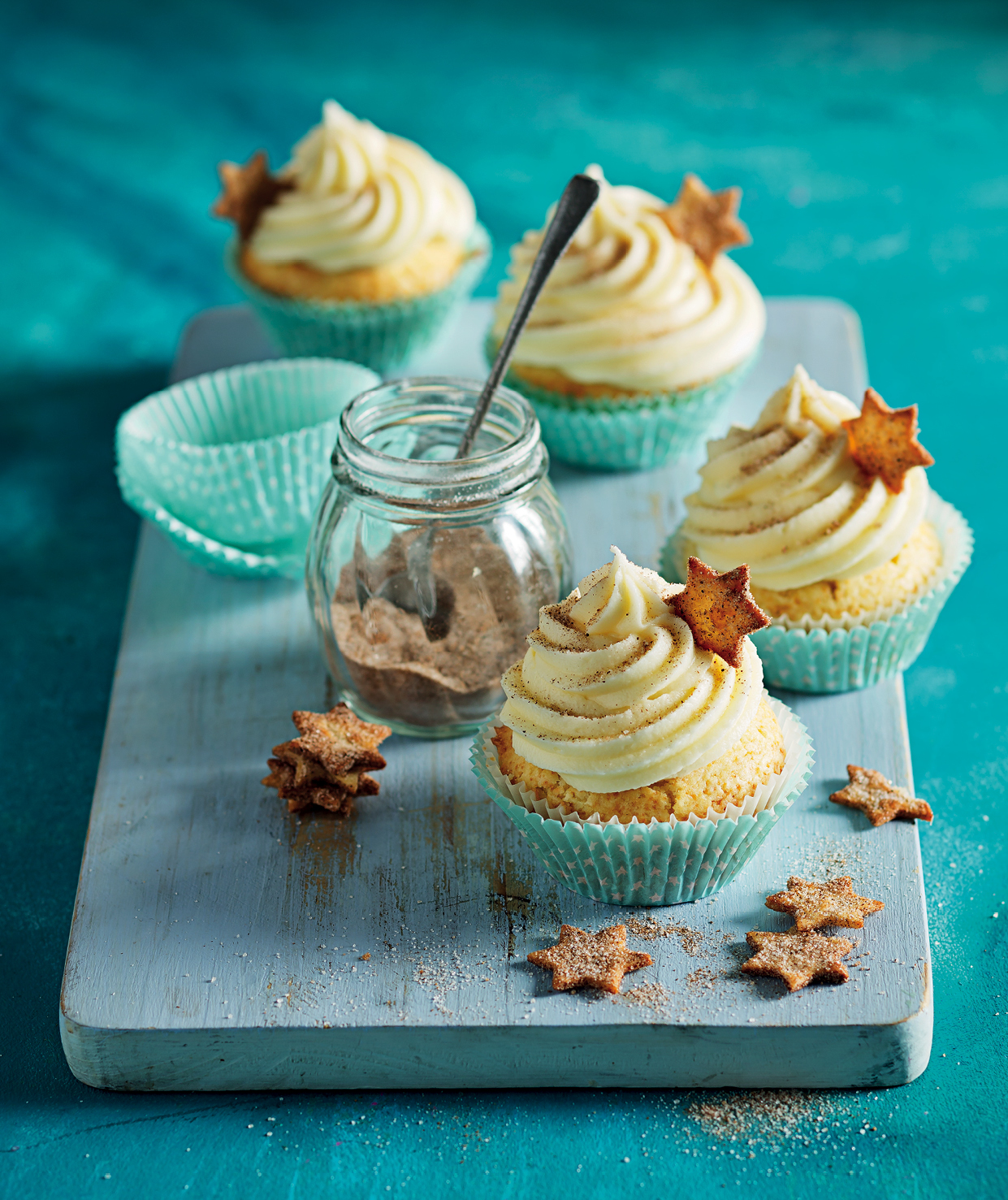 Read more about the article Caramel-filled churro cupcakes topped with sugar-cinnamon stars
