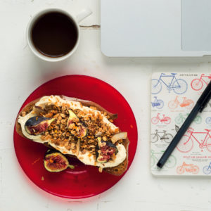 Read more about the article Granola toast with cream cheese, figs and honey