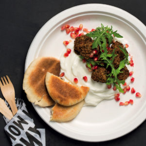 Read more about the article Enjoy your leftover meatballs with pitas and salted yoghurt
