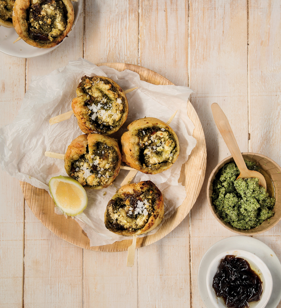 Read more about the article Broccoli-pesto and feta buns with lemon wedges and onion marmalade