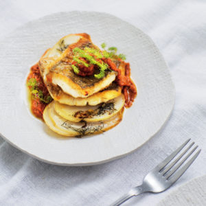 Read more about the article Pan-fried fish with chilli sauce on a lemon-butter potato stack