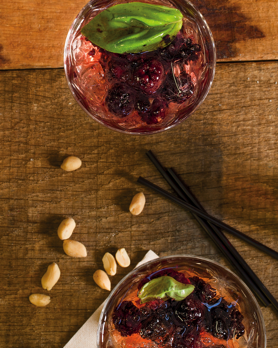 Read more about the article Rum on the rocks cocktail with blackberries and basil
