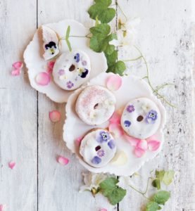 Read more about the article Celebrate spring with these pretty floral doughnuts