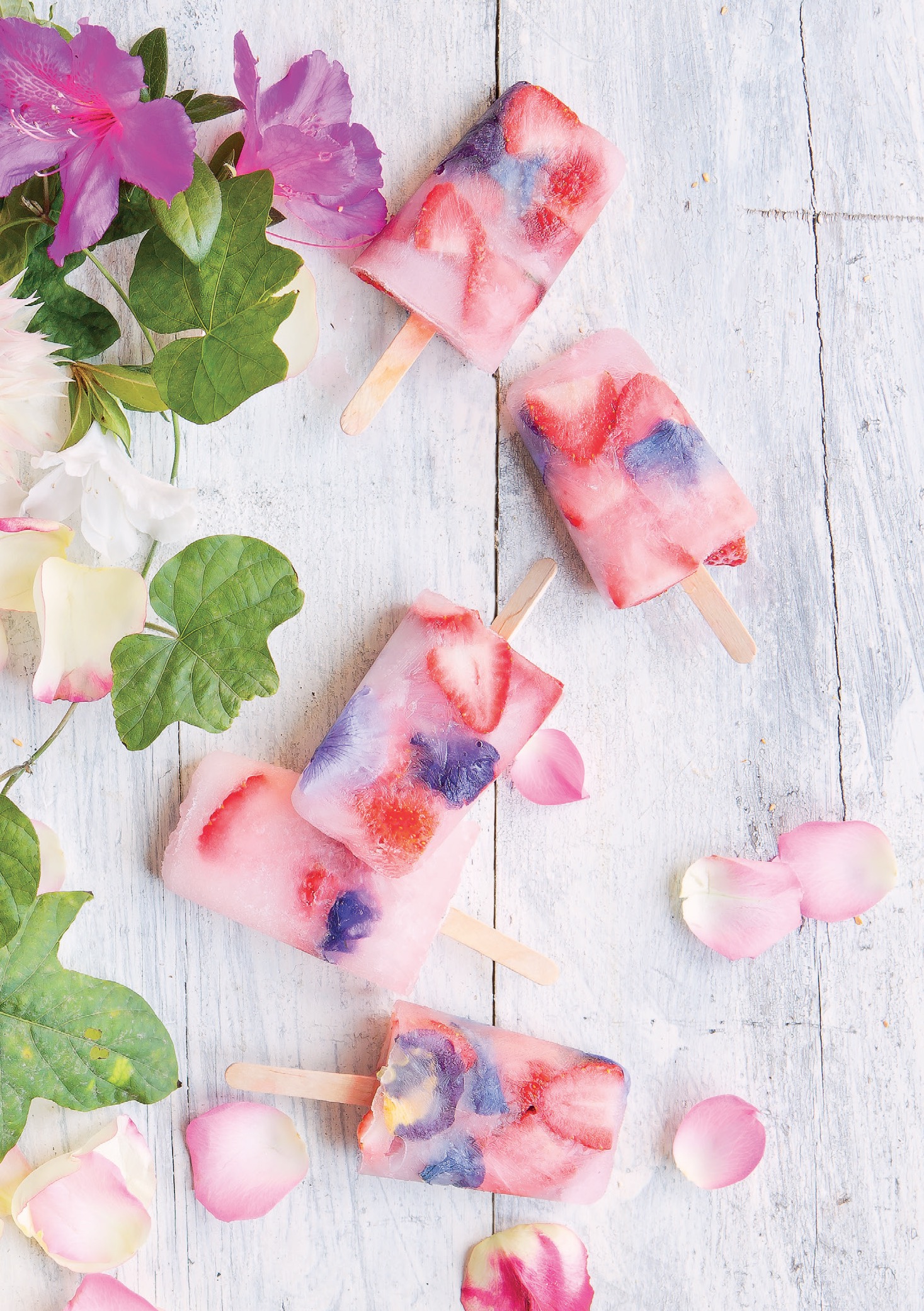 Read more about the article Holiday floral ice lollies with edible flowers