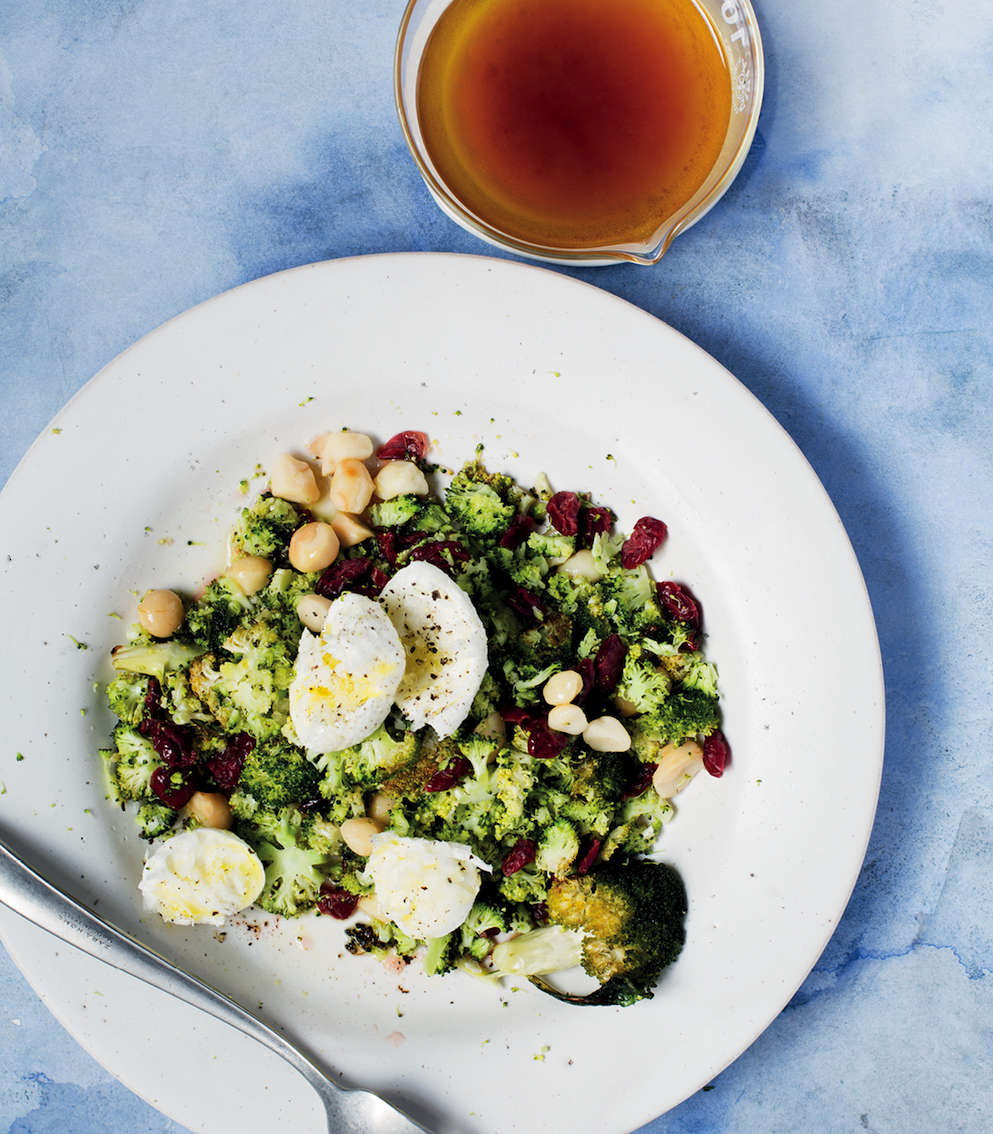 Read more about the article Roast broccoli salad with mozzarella and dried cranberries