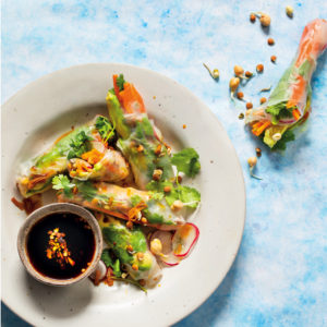 Read more about the article Smoked salmon rice-paper rolls with dipping sauce