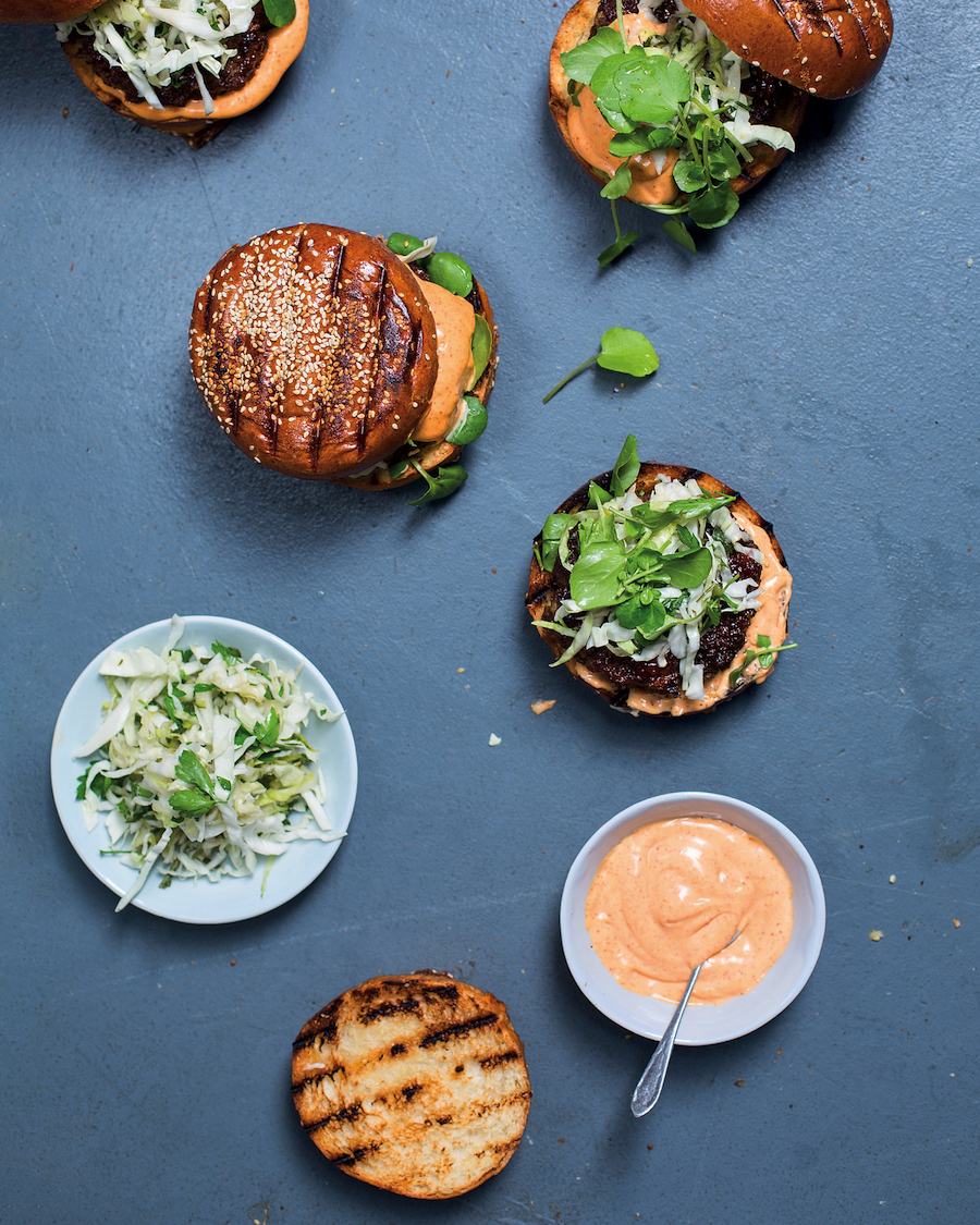 Read more about the article Beef burgers with spicy mayo and pickled slaw