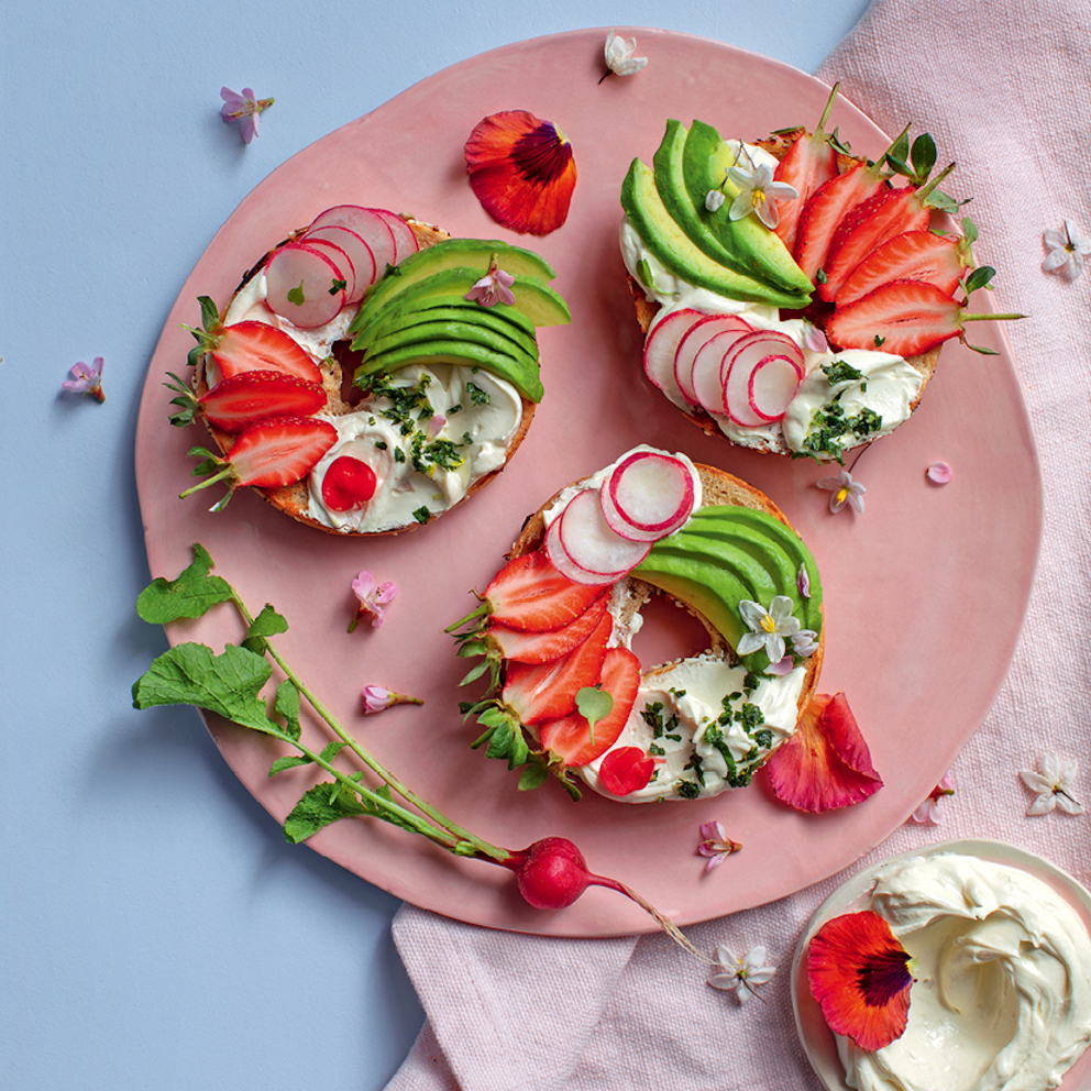 You are currently viewing COOK THE COVER: Summer bagels with avo and strawberries