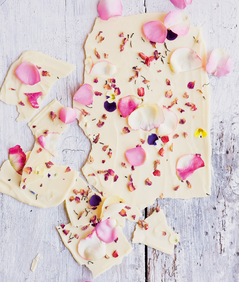 Read more about the article White chocolate bark with edible flowers