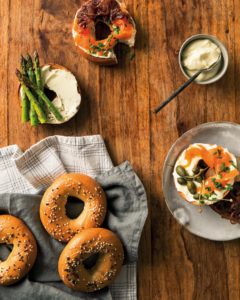 Read more about the article Breakfast bagels with asparagus and caramelised onions