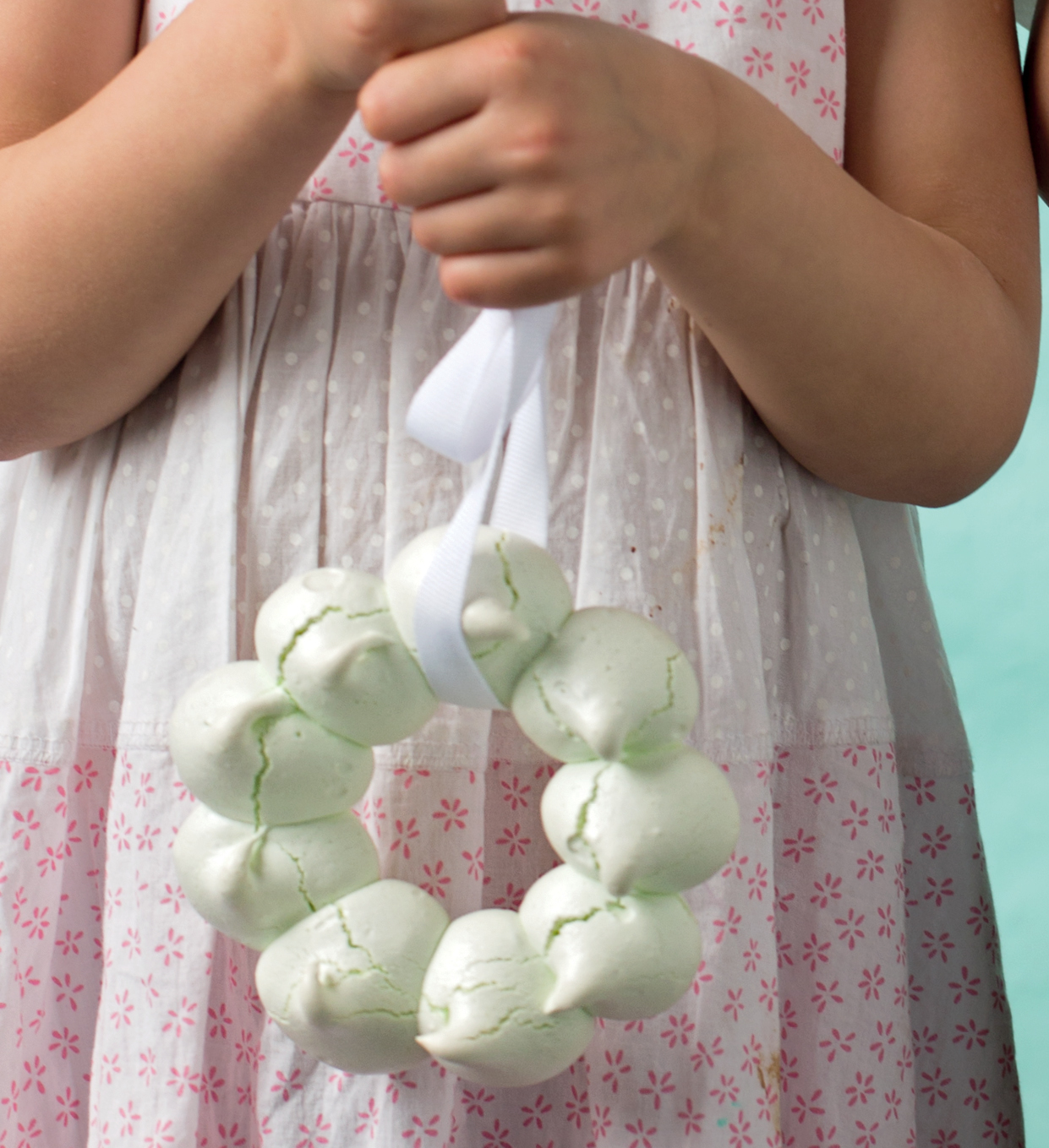 Read more about the article Your kids will love making these decorative meringue wreathes