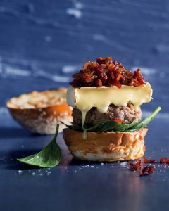 Read more about the article Maple bacon beef burgers with Camembert
