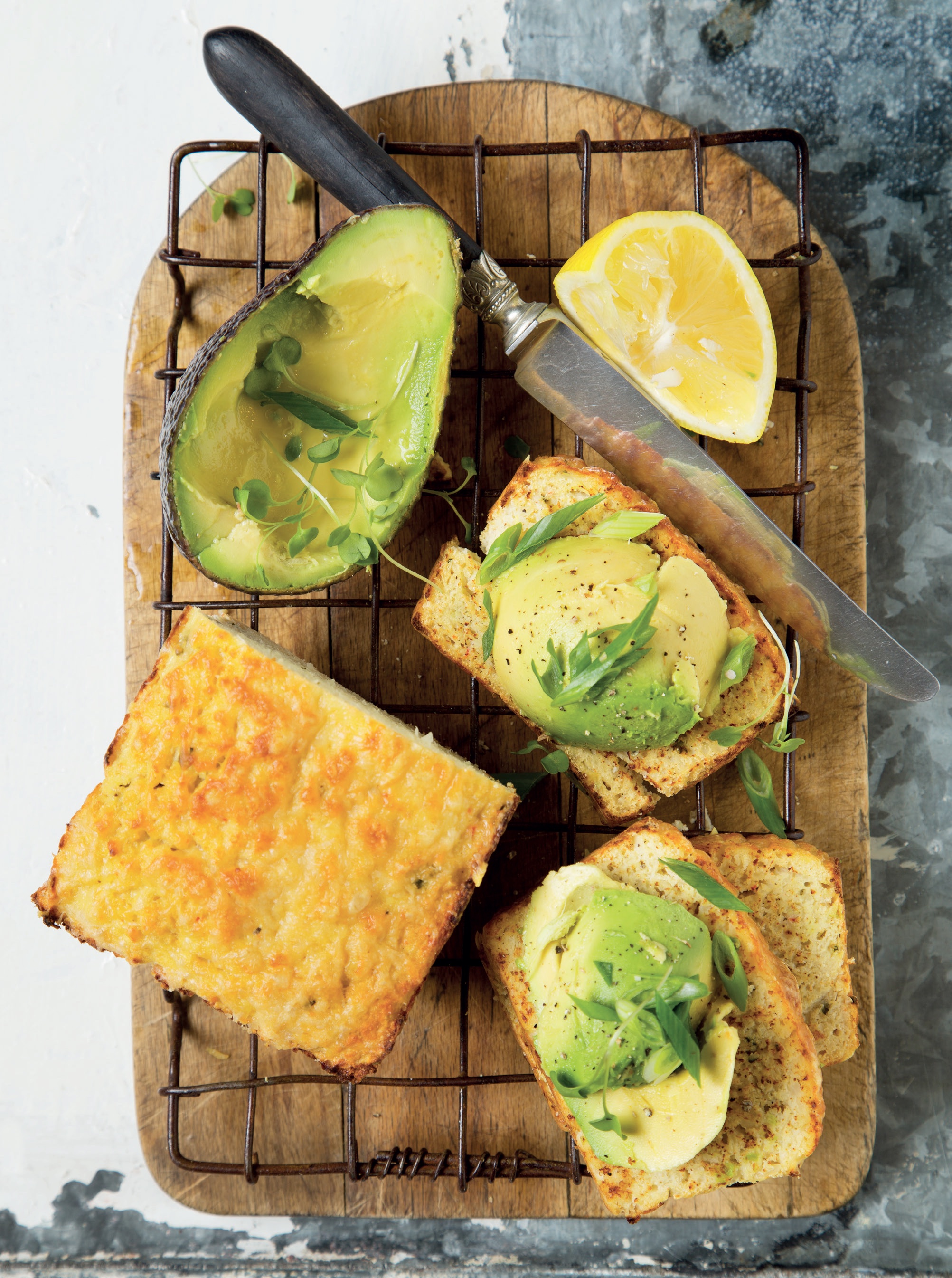 Read more about the article Cauliflower bread with avocado slices