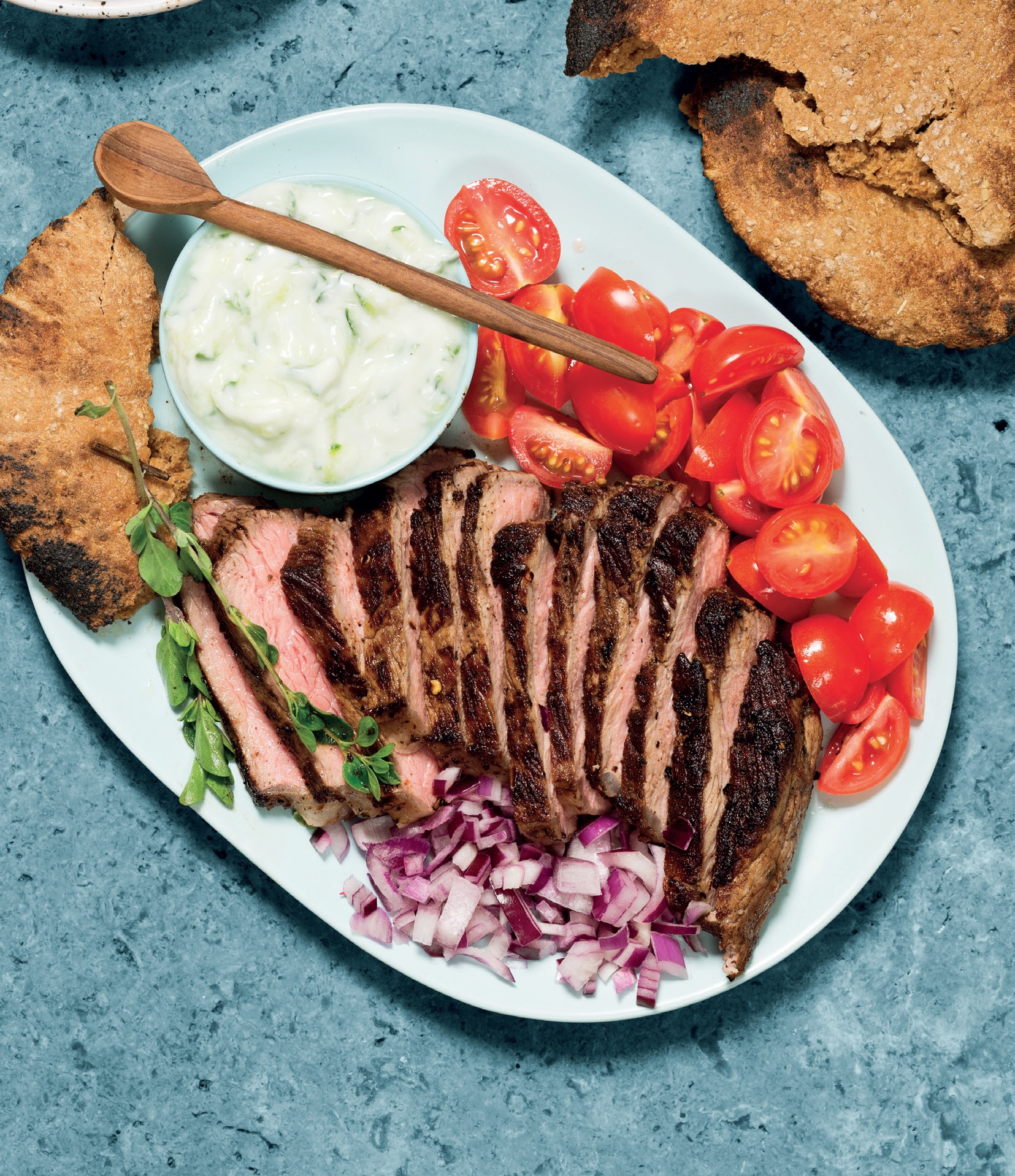 Read more about the article Shwarma bowl with beef, tomato, tzatziki and brown pita