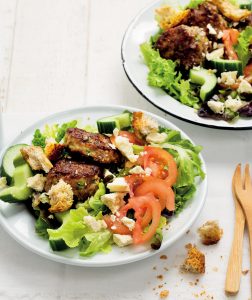 Read more about the article Traditional garden salad with boerewors patties