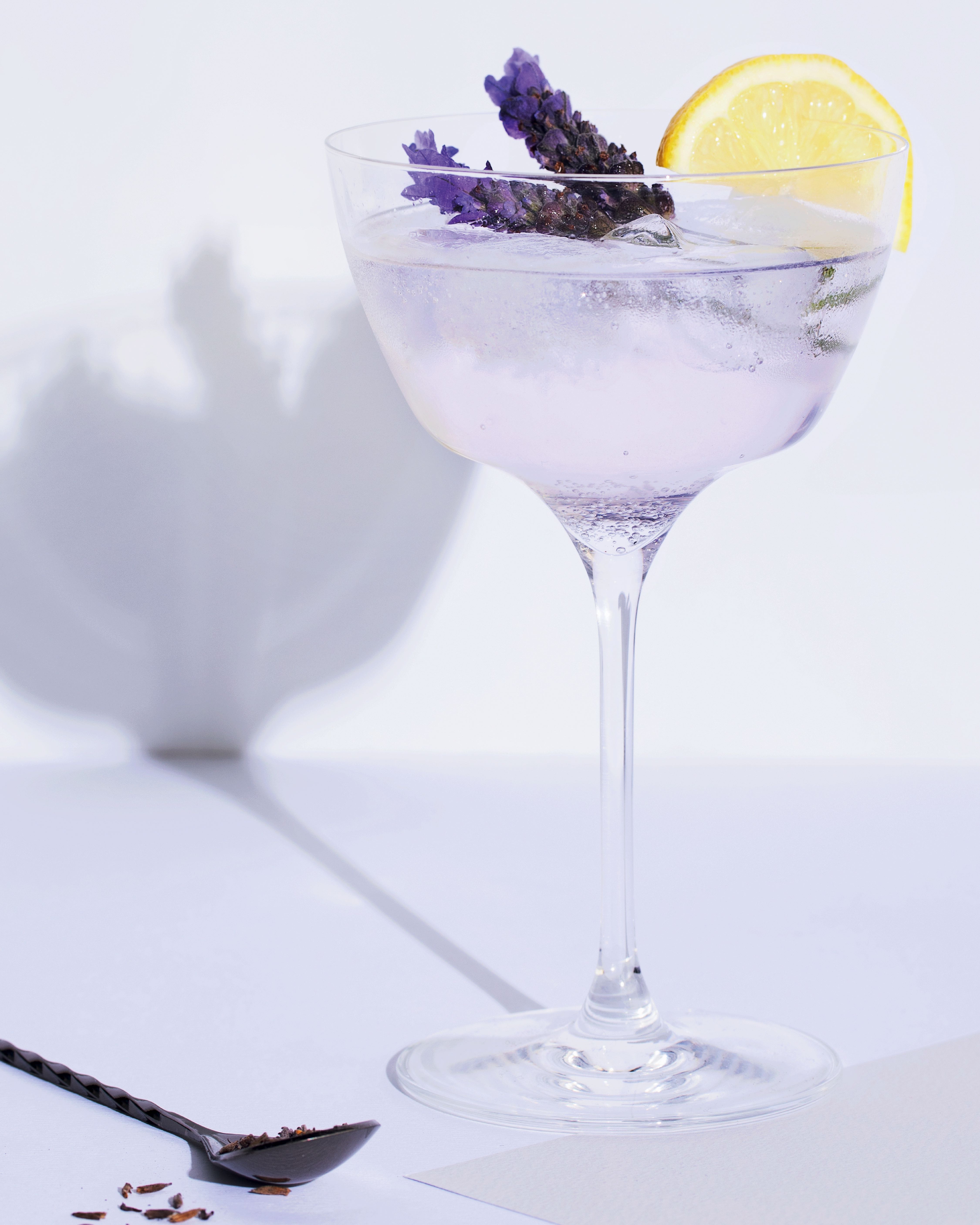 You are currently viewing Growing lavender in your garden? Make this lavender G&T