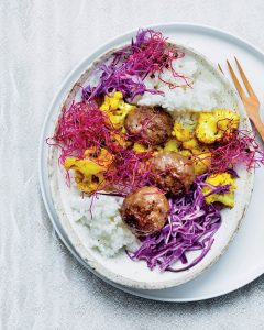 Read more about the article Asian rice bowl with meatballs and sprouts