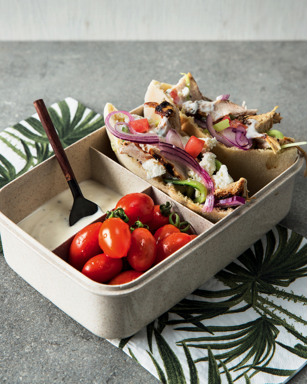 You are currently viewing Mediterranean chicken bento box with yoghurt dressing